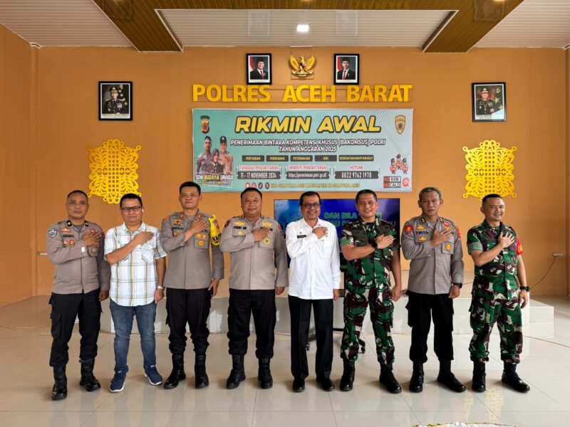 Pj Bupati Aceh Barat Azwardi, AP, MSi bersama Forkopimda melakukan foto bersama usai melakukan Pemantauan Pilkada Serentak 2024.
Foto Dok Diskominsa Aceh Barat