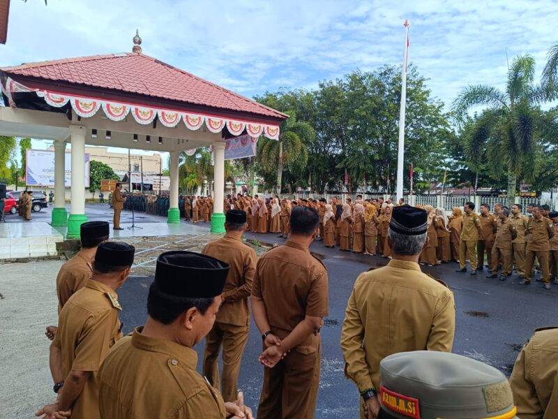 Pj Bupati Aceh Barat Pimpin Apel Gabungan ASN di Halaman Kantor Bupati Aceh Barat.
Foto. Dok Diskominsa