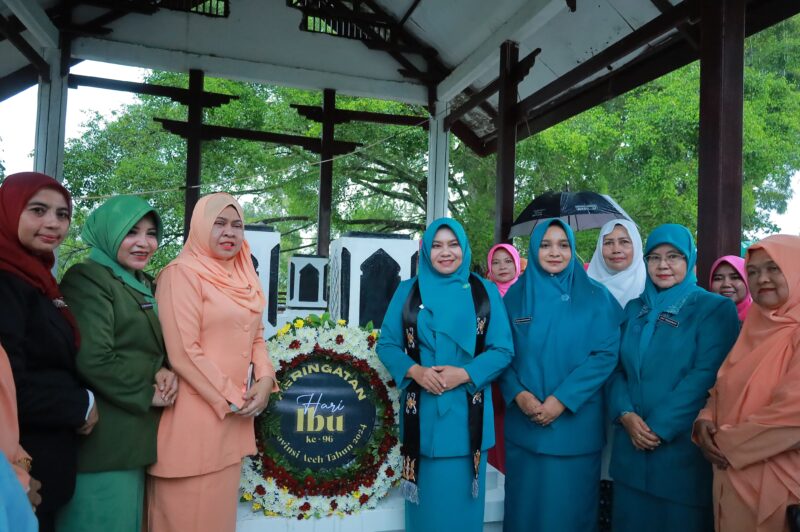 Pj Ketua TP PKK Aceh Safriati, SSi, MSi dan pj Ketua TP PKK Aceh Barat melakukan upacara peringatan hari ibu di makam Pocut Baren