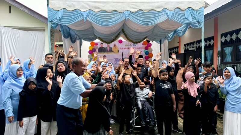 Pj Bupati Aceh Barat bersama siswa Disabilitas di sekolah SDLB Meulaboh
Foto. Dok Wak Del