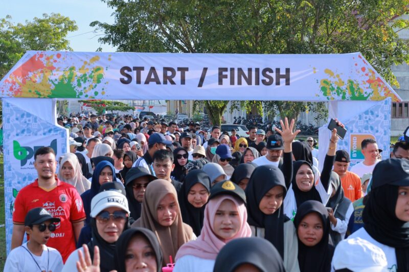 Ribuan masyarakat menhikuti jalan santai, dalam rangka sosialisasi pajak dan restribusi daerah
Foto. Dok. Mr. Day