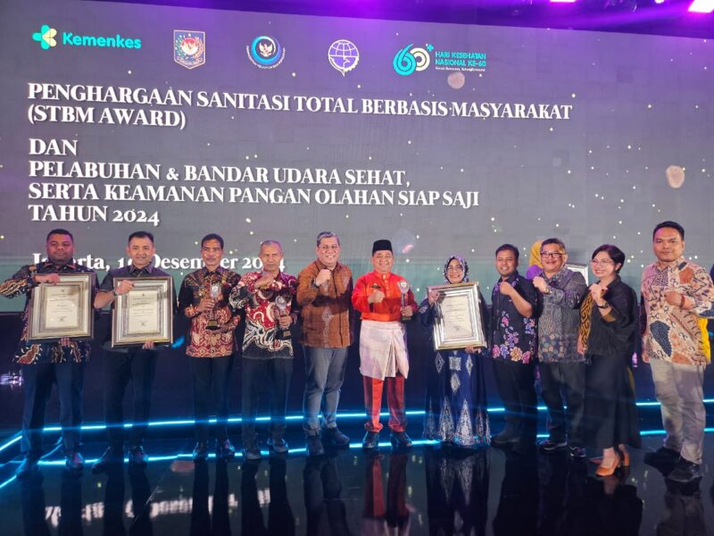 Sekda Marhaban di dampingi Kadis Kesehatan Syarifah Junaidah melakukan foto bersama dengan Wamenkes RI usai mendapatkan penghargaa STBM Pratama 2024 dari 
Kemenkes RI.
Foto. Dok. Mr. Day