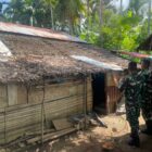 Foto : Yonif 115/Macan Leuser terus melanjutkan program Rehab Rumah Tidak Layak Huni. Dok : Dedy Surya/KDNindonesia