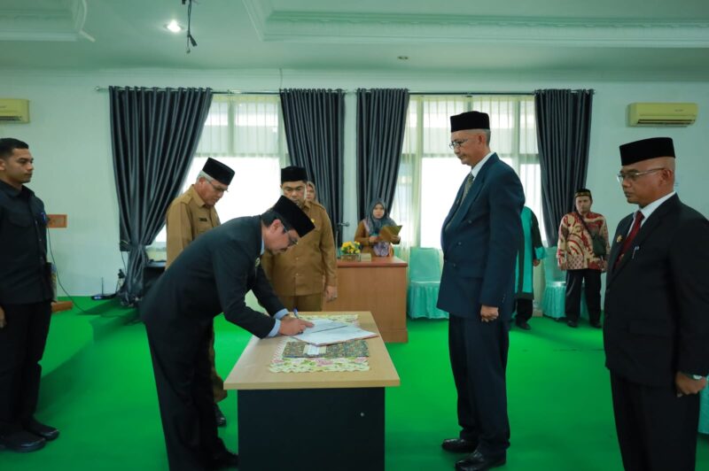 Pj Bupati Aceh Barat ambil sumpah dua pejabat esselom II 
Foto Dok. Diskomimsa