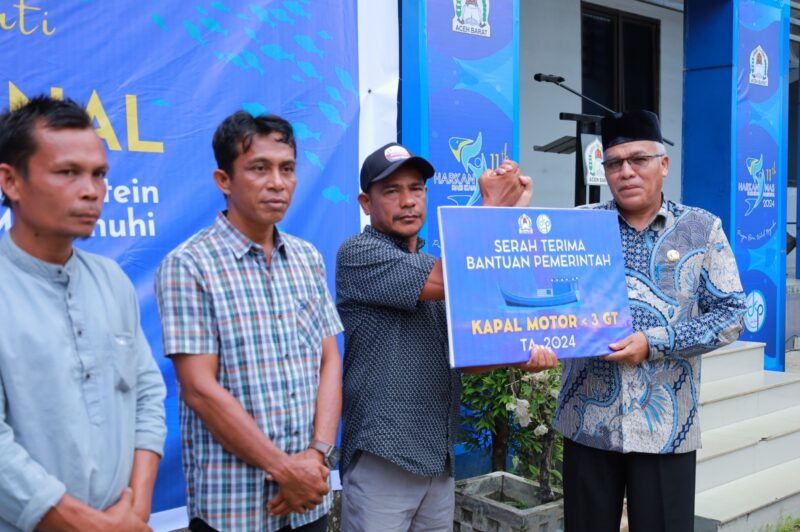 Mewakili Pj Bupati, Nyak Na serahkan bantuan usaha kepada KUB nelayan
Foto. Dok. Diskominsa