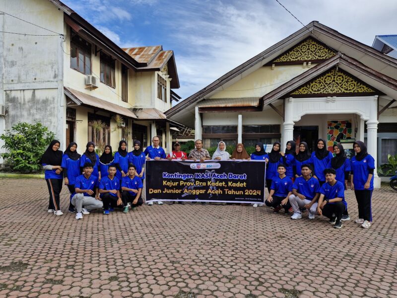 Foto : Kepala Dinas Pariwisata, Pemuda, dan Olahraga (Disparpora) Aceh Barat, Kartini, lepas Atlet Anggar Aceh Barat. kamis (19/12/24) Dok : Dedy Surya/KDNindonesia.