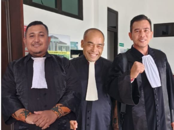 FOTO : Tim Kuasa hukum Tarmizi-Said Fadheil, Ishaq, S.H., turut didampingi  dua rekannya, Ahmadi Mahmud, S.H., dan Agus Herliza, S.H.,  Dok : Dedy Surya/KDNindonesia.