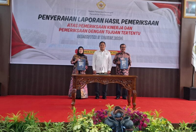 Pj Bupati Aceh Barat dan Ketua DPRK Aceh Barat Siti Ramazan menerima laporan hasil pemeriksaan BPK RI Perwakilan Probinsi Aceh
Foto Dok. Mr. Day