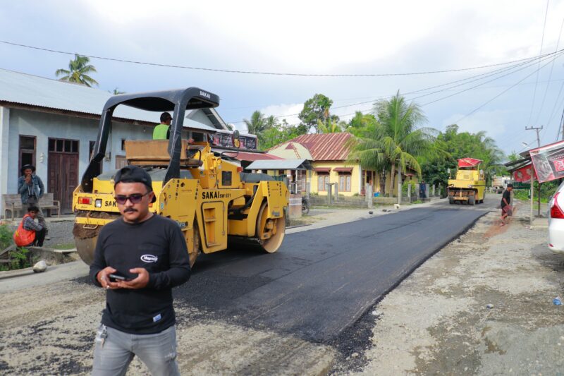 FOTO : Dinas Pekerjaan Umum dan Penataan Ruang (PUPR) lakukan perbaikan ruas jalan penghubung Desa Tumpok Ladang-Meunasah Rayeuk, kecamatan Meureubo. Dok : PUPR/Abar | Dedy Surya/ KDNindonesia. 