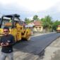 FOTO : Dinas Pekerjaan Umum dan Penataan Ruang (PUPR) lakukan perbaikan ruas jalan penghubung Desa Tumpok Ladang-Meunasah Rayeuk, kecamatan Meureubo. Dok : PUPR/Abar | Dedy Surya/ KDNindonesia. 