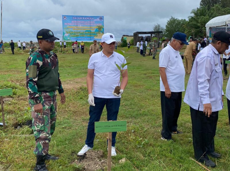 Wakil ketua DPRK Aceh Barat Azwir, SP melakukan penanaman pohon pada kegiatan TAHIROE ACEH 2024 di gampong suak indrapuri
Foto Dok. Mr. Day