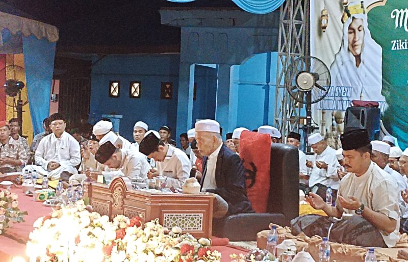 Foto : Abuya Amran Waly Al -Khalidi, Bersama Bupati dan wakil Bupati Aceh Barat, Tarmizi, SP., - Said Fadheil, S.H., menghadiri hari peringatan Maulid Nabi Muhammad SAW, 1446-H. 2024. GAPI Aceh Barat, Dok: Dedy Surya/ KDNindonesia. 