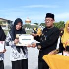 Foto : Kepala Dinas Pendidikan Aceh Barat, Abdurrani, S.Pd., M.Pd., secara simbolis menyerahkan penghargaan kepada sejumlah guru berprestasi. Dok : Dedy Surya /KDNindonesia.