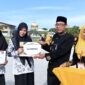 Foto : Kepala Dinas Pendidikan Aceh Barat, Abdurrani, S.Pd., M.Pd., secara simbolis menyerahkan penghargaan kepada sejumlah guru berprestasi. Dok : Dedy Surya /KDNindonesia.