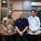 Foto : Bupati dan Wakil Bupati Aceh Barat terpilih, Tarmizi, SP., dan Said Fadheil, SH., Ketua Mahkamah Kehormatan Dewan (MKD) DPR-RI, Nazaruddin Dek (GAM), di Jakarta. Dok : Dedy Surya/KDNindonesia.